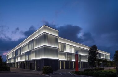 Ferrari全新工廠「e-building」盛大揭幕，這座工廠不僅將負責生產搭載內燃機和混合動力系統的躍馬跑車，還將成為Ferrari首款純電動跑車的誕生地。(圖片提供：臺灣蒙地拿)