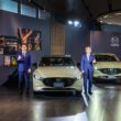 （左起）MAZDA Motor Taiwan 總經理 劉建良、行銷部部長 秦聖傑 公布 25 年式 MAZDA3、MAZDA CX-30、MAZDA CX-5 車型編成，除了全面搭載 360° 環景輔助，休旅車型 MAZDA CX-30 及 MAZDA CX-5 再標配電動尾門，整體回饋總值最高達 8 萬元。(圖片提供：馬自達台灣)