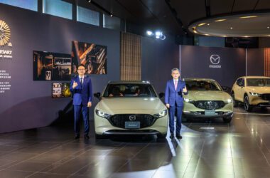 （左起）MAZDA Motor Taiwan 總經理 劉建良、行銷部部長 秦聖傑 公布 25 年式 MAZDA3、MAZDA CX-30、MAZDA CX-5 車型編成，除了全面搭載 360° 環景輔助，休旅車型 MAZDA CX-30 及 MAZDA CX-5 再標配電動尾門，整體回饋總值最高達 8 萬元。(圖片提供：馬自達台灣)