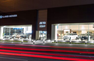 JLR 捷盈台中旗艦展示暨服務中心正式開幕，為 JLR 大台中地區第二座旗艦據點，依據英國原廠規格配置的策展空間，將能充分展現 Range Rover，Defender 與 Discovery 品牌各具特色的迷人魅力。(圖片提供：JLR)