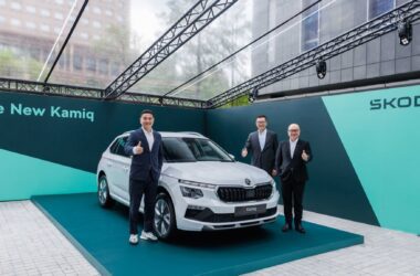 Škoda 全新 Kamiq 擁有同級最純正的歐洲造車工藝、最優異的內裝質感與設計風格、最佳的操控性能、最高等級的科技與安全規格，以及最高機能性的 Simply Clever 設計等，將為台灣消費者帶來全新的駕駛體驗。（左：Škoda Taiwan總裁李御林、右前：Škoda Taiwan銷售處長魏廣劭、右後：Škoda Taiwan行銷處長柳家瑜）。(圖片提供：Skoda)