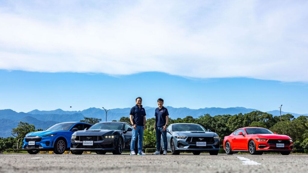 福特六和6/25日為台灣車迷隆重獻上全新第七代Ford Mustang，此次引進EcoBoost® Premium（新台幣189.9萬元）、GT Premium（新台幣236.9萬元）以及頂級性能版本Dark Horse Premium（新台幣259.9萬元）。（圖01左起為福特六和汽車營銷服務副總經理 黃煌文、福特六和汽車行銷處長 沈仁偉）。(圖片提供：福特六和)