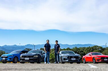 福特六和6/25日為台灣車迷隆重獻上全新第七代Ford Mustang，此次引進EcoBoost® Premium（新台幣189.9萬元）、GT Premium（新台幣236.9萬元）以及頂級性能版本Dark Horse Premium（新台幣259.9萬元）。（圖01左起為福特六和汽車營銷服務副總經理 黃煌文、福特六和汽車行銷處長 沈仁偉）。(圖片提供：福特六和)