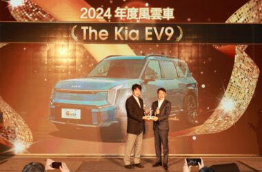 年度風雲車 KIA EV9，頒獎人台灣寶路多鈴木伸隆總經理，領獎人台灣森那美起亞總裁李昌益 。(圖片提供：台灣寶路多)