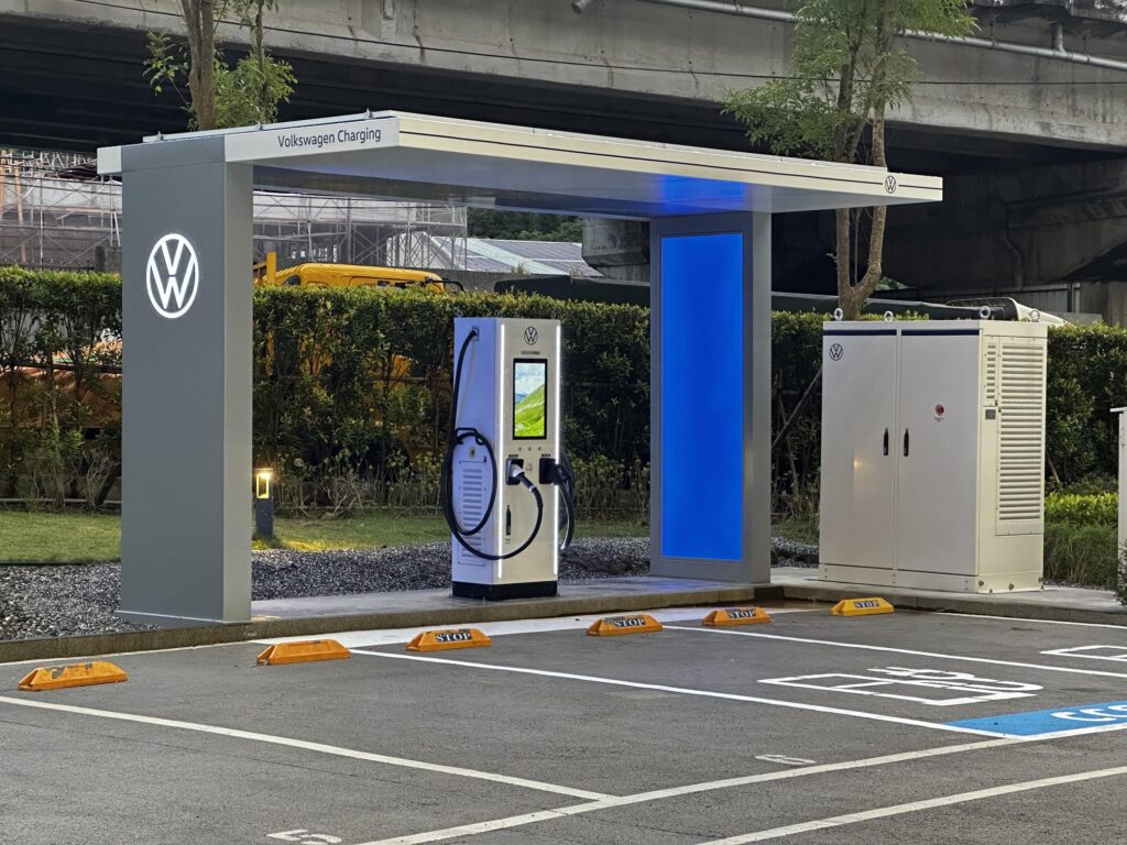 台灣福斯汽車第2座極速充電站於Volkswagen福斯豐舜汐止服務中心正式啟用，斥資約6百萬，供應360 kW超充功率，並且配備CCS1和CCS2雙槍規格，滿足台灣大部分電動車充電需求，擴大消費者純電生活圈網絡。(圖片提供：VW)