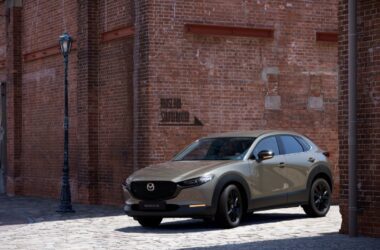 25 年式 MAZDA CX-30 入門即標配電動尾門，以售價維持、配備加值 3 萬元，提供便利的用車體驗。(圖片提供：Mazda Taiwan)