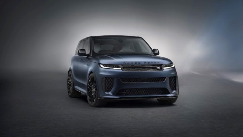 Range Rover 宣布延續其高性能 SUV 旗艦產品，正式公開亮相全新 Range Rover Sport SV Edition Two，台灣將限量導入 40 席配額，建議預售價新台幣 730 萬元起。(圖片提供：JLR)