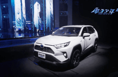 TOYOTA贊助《原子少年2 ATOM BOYZⅡ》冠軍團百萬獎勵RAV4 HYBRID，鼓勵年輕族群無所畏懼、勇於追夢。(圖片提供：和泰)