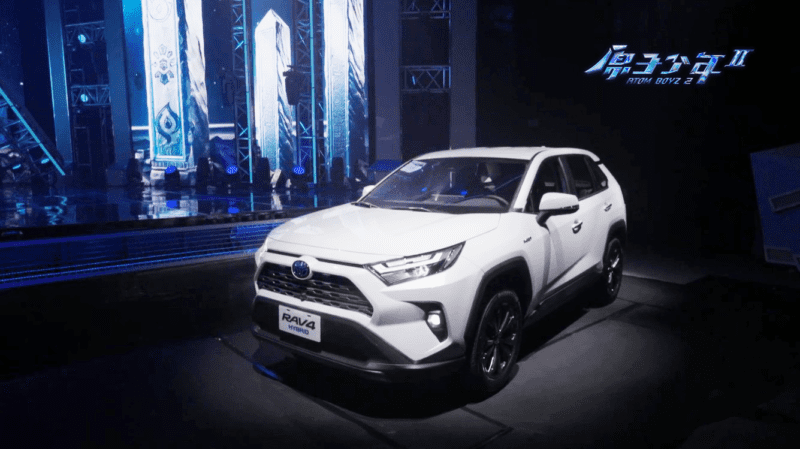 TOYOTA贊助《原子少年2 ATOM BOYZⅡ》冠軍團百萬獎勵RAV4 HYBRID，鼓勵年輕族群無所畏懼、勇於追夢。(圖片提供：和泰)