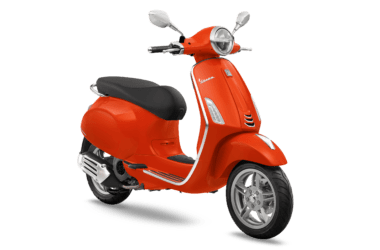 Vespa Primavera 125 i-get ABS FL搶眼新色「霓虹橘」如同火紅的夕陽餘暉，展現對自由生活的熱情與渴望。(圖片提供：太古鼎翰)