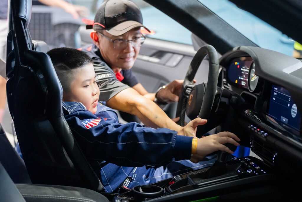 點燃炙熱賽車夢，保時捷與Make-A-Wish Taiwan喜願協會為罕病兒實現夢想。(圖片提供：Porsche Taiwan)