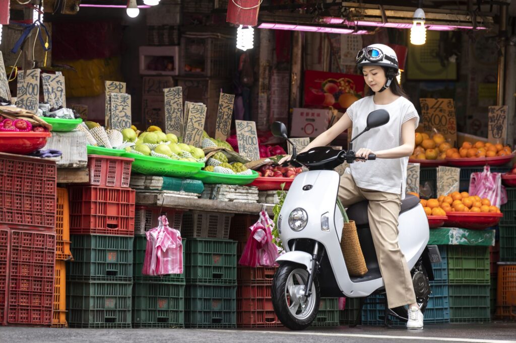 eMOVING貼心提供微型電動二輪車掛牌前檢測服務與掛牌作業服務，避免車主因未領牌投保，而面臨新台幣1,200元至3,600元的罰款。(圖片提供：中華汽車)