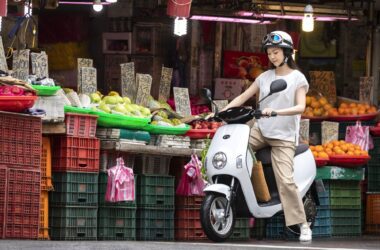 eMOVING貼心提供微型電動二輪車掛牌前檢測服務與掛牌作業服務，避免車主因未領牌投保，而面臨新台幣1,200元至3,600元的罰款。(圖片提供：中華汽車)