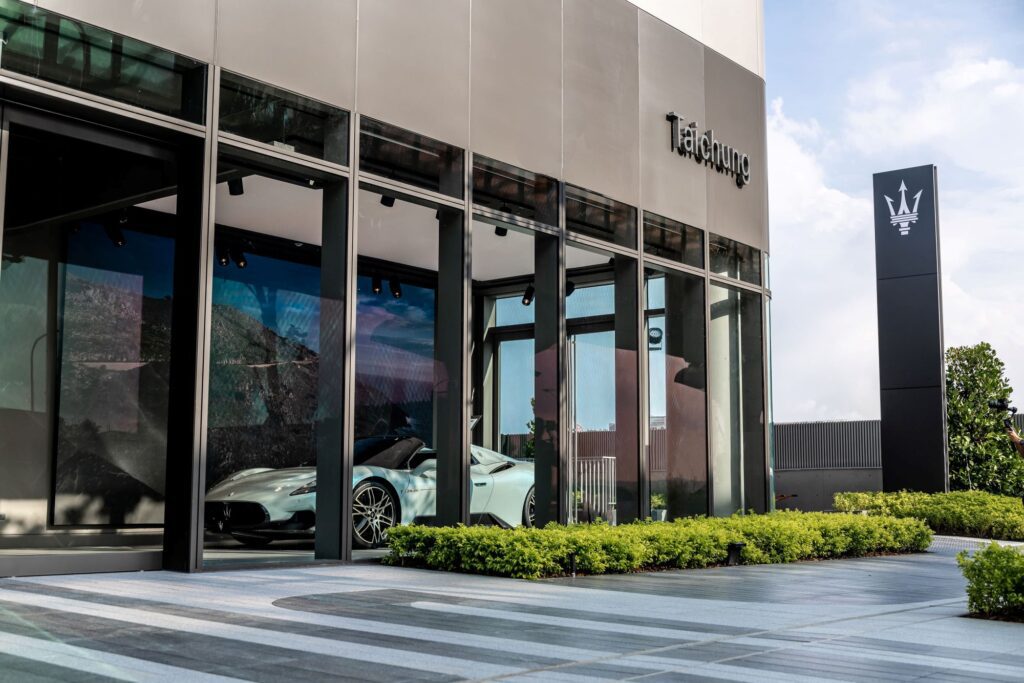 Maserati 全新展示中心位於台中文心南路的核心地段，毗鄰雙鐵交會及台中市南區的主要生活圈，擁有超過 2500 坪的寬敞空間，完美體現Maserati 所代表的義式奢華風範。(圖片提供：臺灣蒙地拿)