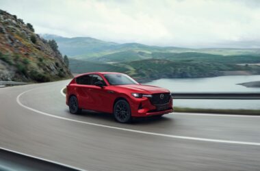 同級唯一縱置後驅休旅 MAZDA CX-60，銷售累計突破 1,800 輛，10 月入主即可享限時百萬元高額 0 利率及 5 年原廠保固。(圖片提供：台灣馬自達)