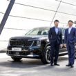 大改款Kia Sorento新能源旗艦LSUV今(7日)宣布以165.9萬起正式上市，由Kia總代理台灣森那美起亞董事長劉家輝(左)及台灣森那美起亞總裁李昌益(右)共同揭開序幕。(圖片提供：Kia)