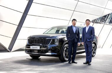 大改款Kia Sorento新能源旗艦LSUV今(7日)宣布以165.9萬起正式上市，由Kia總代理台灣森那美起亞董事長劉家輝(左)及台灣森那美起亞總裁李昌益(右)共同揭開序幕。(圖片提供：Kia)