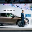 台灣賓士總裁金恩中 先生與全新 Mercedes-Maybach EQS 680 SUV。(圖片提供：台灣賓士)