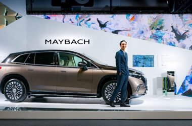 台灣賓士總裁金恩中 先生與全新 Mercedes-Maybach EQS 680 SUV。(圖片提供：台灣賓士)