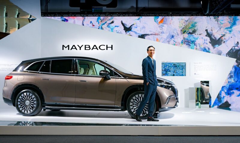 台灣賓士總裁金恩中 先生與全新 Mercedes-Maybach EQS 680 SUV。(圖片提供：台灣賓士)