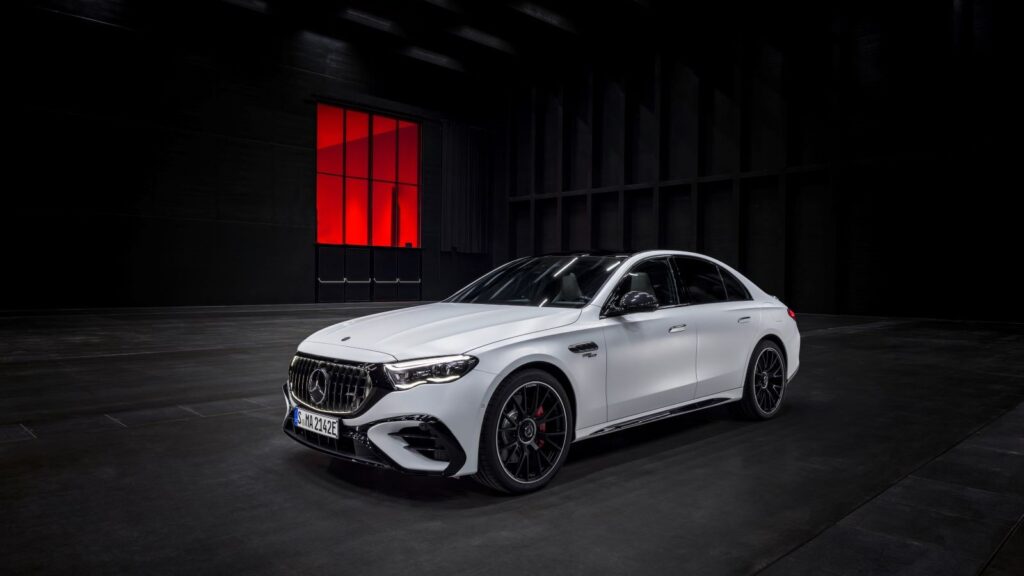 E 53 HYBRID 4MATIC+，以全新的 P2 插電式油電複合動力架構，結合 M256M 直列六缸渦輪引擎，創造出綜效 585 hp 的最大馬力與 750 Nm 的最大扭力。(圖片提供：台灣賓士)