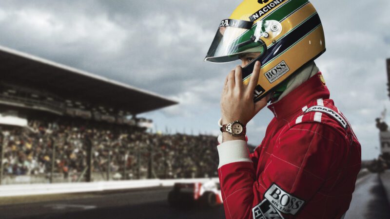 由TAG Heuer 品牌代言人 Gabriel Leone擔綱出演Netflix 全新迷你影集《Senna》將重現傳奇F1車手艾爾頓・洗拿的非凡人生。(圖片提供：TAG Heuer)