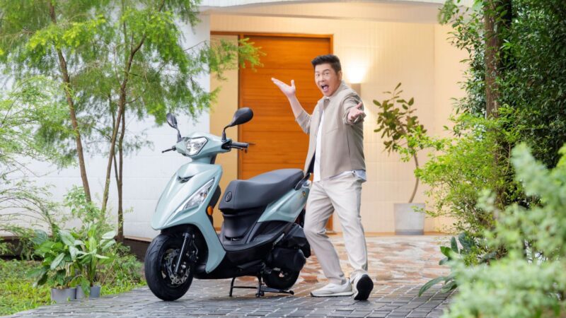 大地名流 2.0打破「省油車就是沒力」的魔咒，以光陽KYMCO Green Power第三代新引擎並結合德國噴射科技，以超優異的1級油耗、1公升可跑61.3公里、國民車125第一大馬力10.1匹，讓消費者在「省油」與「馬力」不再只能二選一，「國民車大帝」大地名流2.0，是可以整合兩者的最佳方案。(圖片提供：Kymco)