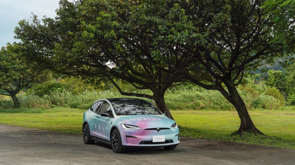 Tesla「Drive with Pride 與驕傲同行」新造型彩虹車上路