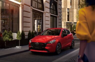 MAZDA2 15S MIDNIGHT EDITION 集結日式職人工藝、優雅精緻內外觀質感、數位車艙配置及 i-ACTIVSENSE 主動安全輔助，以全新升級的爍黑潮流外觀提供入主價 69.9 萬元，謹獻給別具慧眼的時尚品味人士。(圖片提供：台灣馬自達)