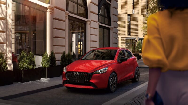 MAZDA2 15S MIDNIGHT EDITION 集結日式職人工藝、優雅精緻內外觀質感、數位車艙配置及 i-ACTIVSENSE 主動安全輔助，以全新升級的爍黑潮流外觀提供入主價 69.9 萬元，謹獻給別具慧眼的時尚品味人士。(圖片提供：台灣馬自達)