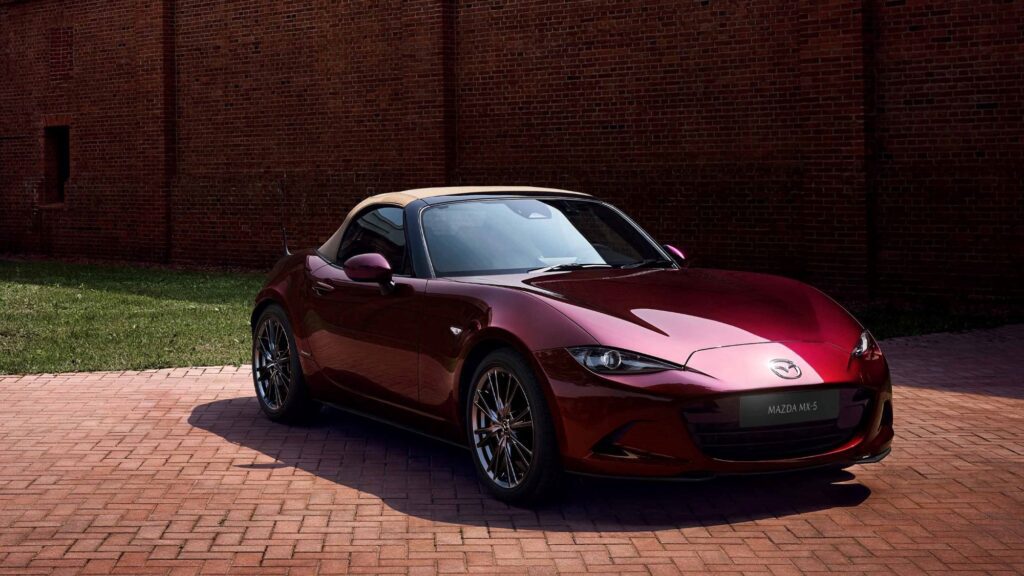 台灣馬自達於12/6日宣布 MX-5 35th Anniversary Edition 紀念車型以正式售價 153 萬元及全台限量 35 席的配額提供給慧眼獨具的品味人士。(圖片提供：台灣馬自達)