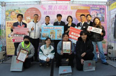 國瑞汽車古屋敷總經理(後排左4)、蘇協理(後排左1) 、桃園市政府金副秘書長(後排左3)、 經發局張局長(後排左2) 、以及新光三越吳店長(後排右3)與繪本比賽獲獎同學合影紀念。(圖片提供：和泰)