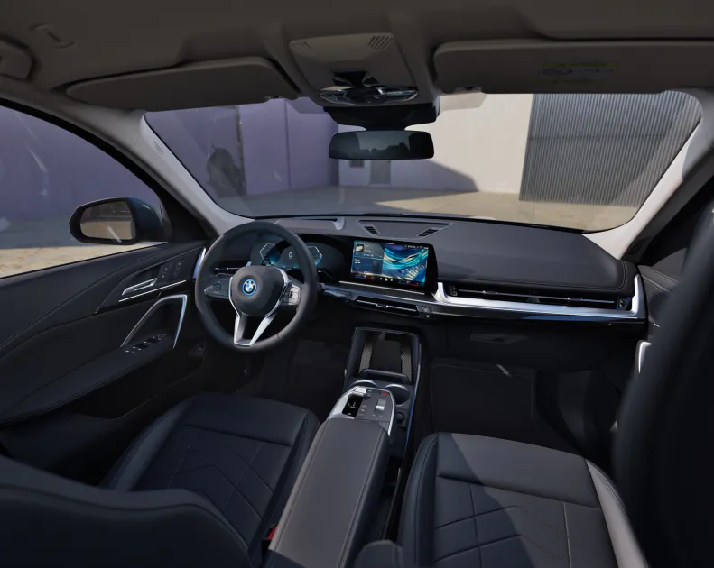 豪華質感由外而內完美呈現，全新BMW iX1 eDrive20 xLine純電運動休旅不僅擁有寬闊車室空間，更配備多項領先同級的頂尖科技，包括未來感十足的懸浮式曲面螢幕、AR擴增實境導航、智慧語音助理2.0與BMW Operating System 9使用者互動介面，全面升級數位互聯駕馭