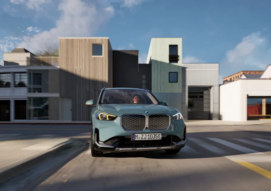 全新BMW iX1 eDrive20 xLine純電運動休旅，重新定義同級車型的豪華純電駕馭體驗，與iX1 xDrive30擁有相同等級的電池容量，可實現最高473km的續航里程，讓每段旅程更具靈活性與自在感