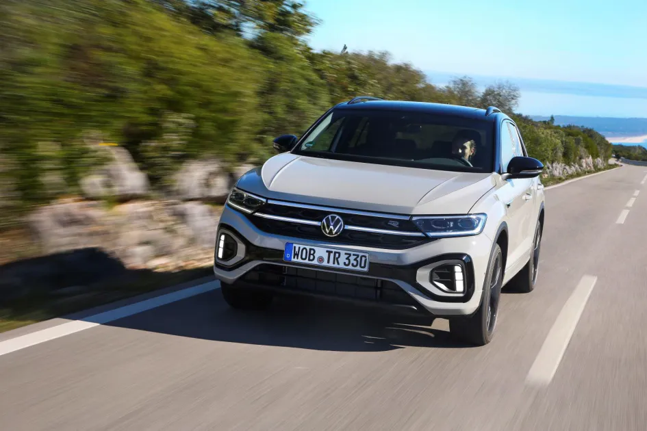 全新25年式The T-Roc擁有運動化線條和雙色車身設計外觀，330 TSI R-Line Performance可選配Black Style黑化風格套件，強化視覺質感。引擎採用2.0升直列四缸渦輪增壓，輸出最大馬力190ps及最大扭力32.6kgm，並且具Progressive Steering動態齒比轉向輔助系統與4 MOTION Active Control主動式智慧型四輪驅動系統，帶來豐富駕馭樂趣。