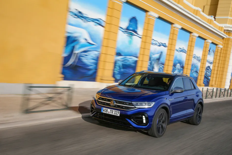 性能跑旅The T-Roc R以R專屬藍色高性能煞車卡鉗、專屬運動化四出尾管等彰顯不凡賽道基因，且擁有高性能動力輸出最大馬力達300ps、最大扭力 40.8 kgm，0-100 km/h 加速僅需 4.9 秒，搭配 Race Mode 特殊駕駛模式和懸吊降低20mm的DCC主動式底盤控制系統，結合SUV的多功能性與跑車運動感，是熱血車迷的Volkswagen R系列性能車首選。
