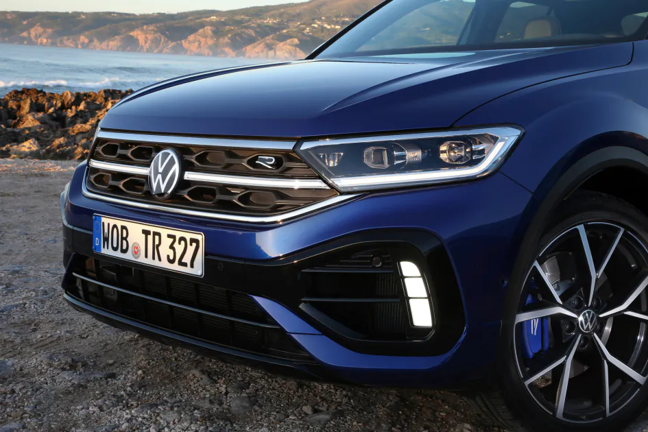性能跑旅The T-Roc R以R專屬藍色高性能煞車卡鉗、專屬運動化四出尾管等彰顯不凡賽道基因，且擁有高性能動力輸出最大馬力達300ps、最大扭力 40.8 kgm，0-100 km/h 加速僅需 4.9 秒，搭配 Race Mode 特殊駕駛模式和懸吊降低20mm的DCC主動式底盤控制系統，結合SUV的多功能性與跑車運動感，是熱血車迷的Volkswagen R系列性能車首選。