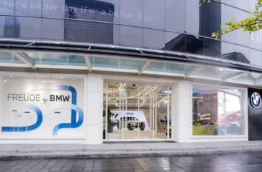 BMW全新品牌概念店「FREUDE by BMW」今（24）日正式隆重開幕，座落於台北信義A19——這座匯聚時尚、設計與創新能量的城市精華地標。BMW以嶄新視野詮釋未來移動美學，打造融合前瞻科技語彙與層次豐富、蘊含現代時尚感的沉浸式場域