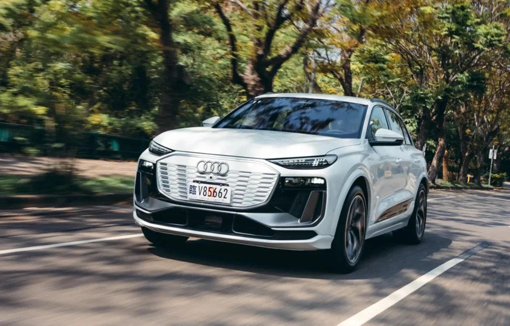 Audi Q6 e-tron以全新PPE純電平台打造，擁有更高續航力與充電效率，同時宣示Audi旗下產品的全面革新！
