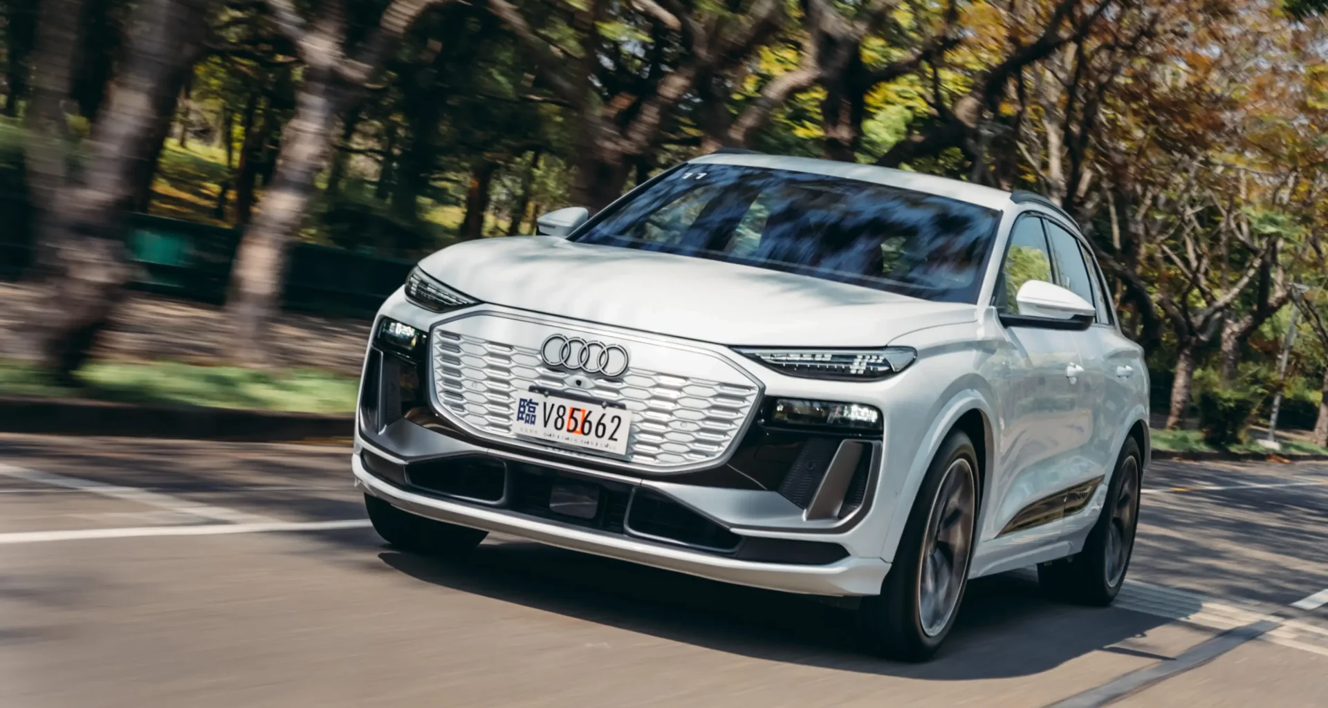 Audi Q6 e-tron以全新PPE純電平台打造，擁有更高續航力與充電效率，同時展現Audi旗下產品的全面革新！