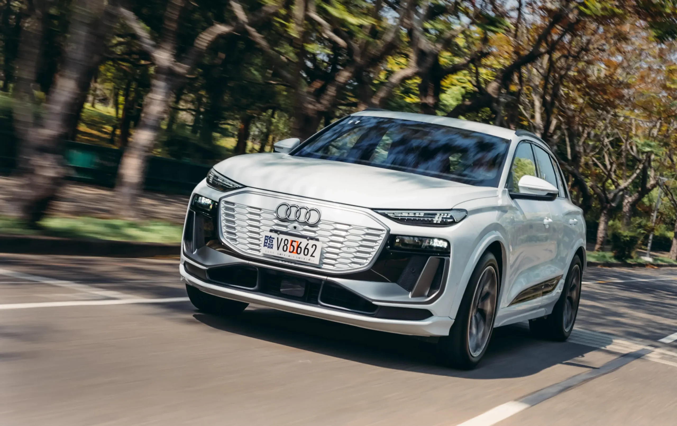 Audi Q6 e-tron以全新PPE純電平台打造，擁有更高續航力與充電效率，同時展現Audi旗下產品的全面革新！
