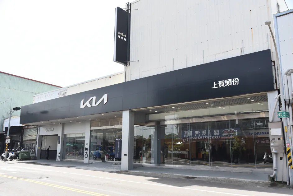 全新開幕的Kia苗栗頭份3S展示中心落址頭份市區，外觀以挑高的空間感，搭配上單色系建構，創造出寬敞且簡約的門面。