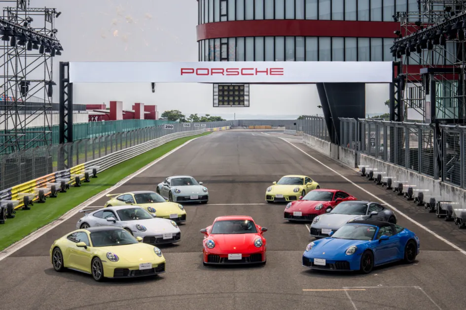 全新 992.2世代911 以更強的動力、更洗鏈銳利的設計語彙，結合前瞻創新的科技，再創性能尖端。