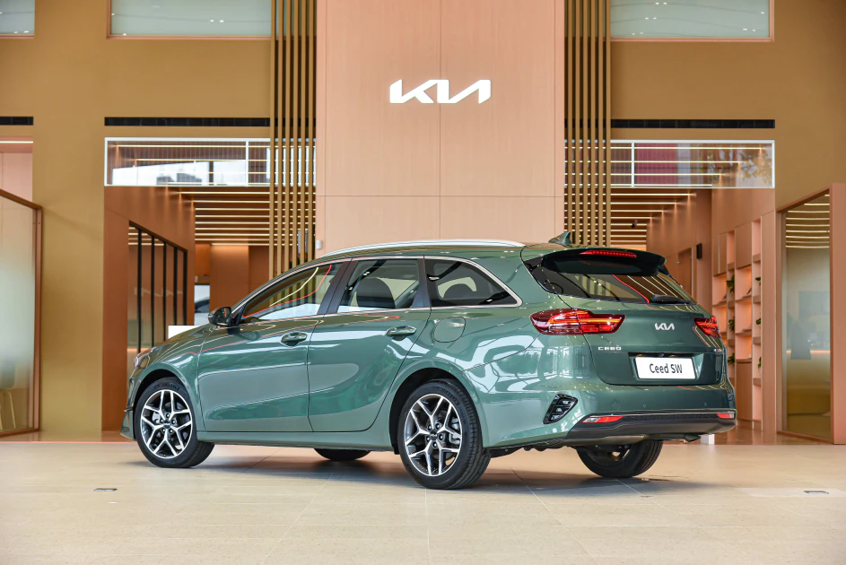 Kia旗下首款歐洲原裝進口車型The Ceed Sportswagon歐洲智慧油電跑旅，從設計到生產，皆由歐洲設計中心及斯洛伐克工廠一手打造。