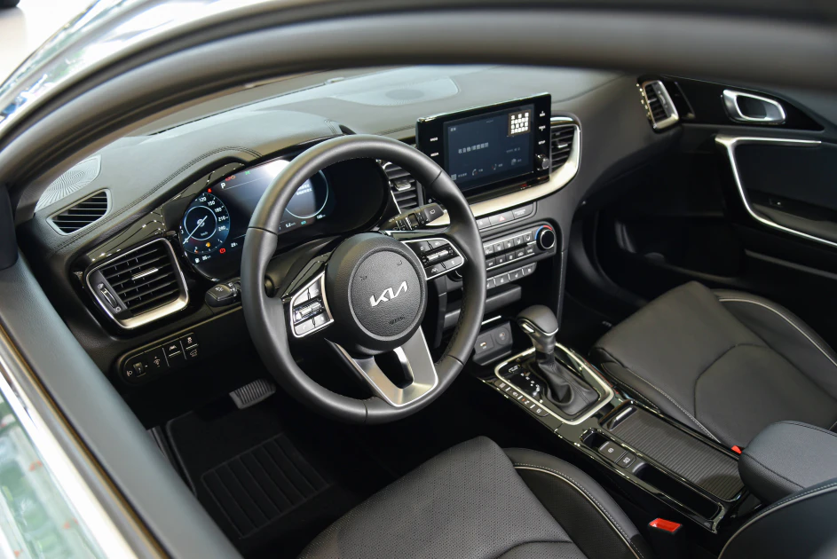 The Ceed Sportswagon 車室內裝ç��鋪陳格局承襲簡潔歐風基因，搭載 12.3吋整合智慧型全數位儀表板與8吋多媒體影音觸控系統。
