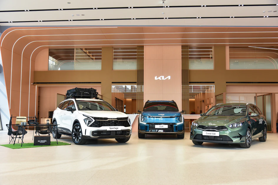 Kia南台中3S展示中心占地總面積近600坪，內部設計則遵循Kia Store的原廠CI規範精心打造。