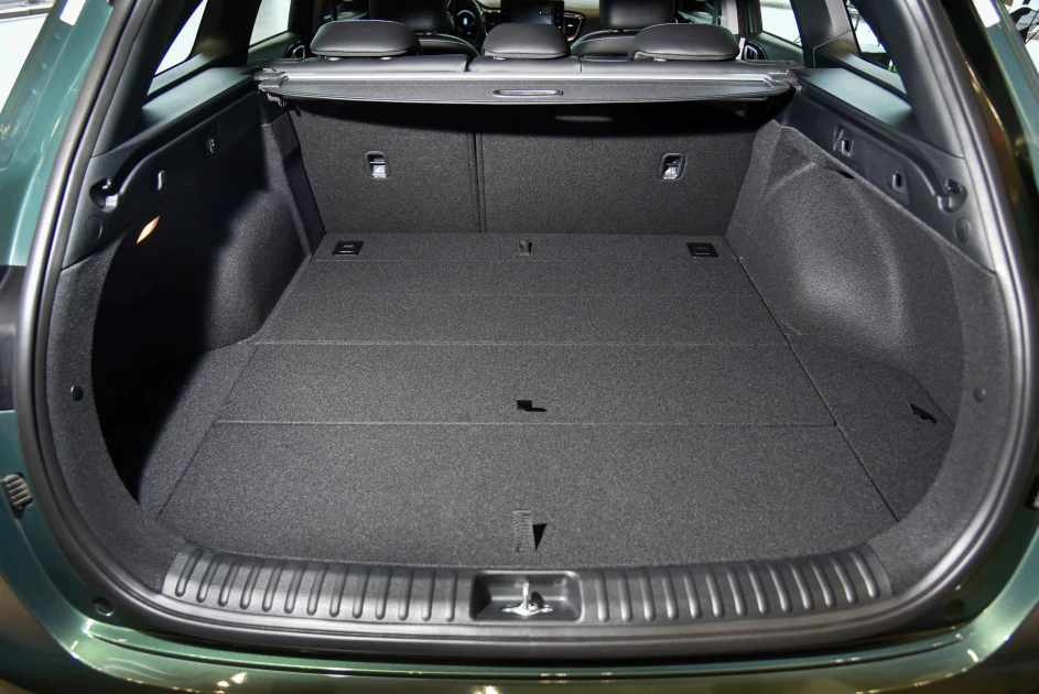 The Ceed Sportswagon後行李廂æ��有521公升的置物空間，於6：4分離可折式座椅椅背傾倒模式下更可擴充至1,581公升。