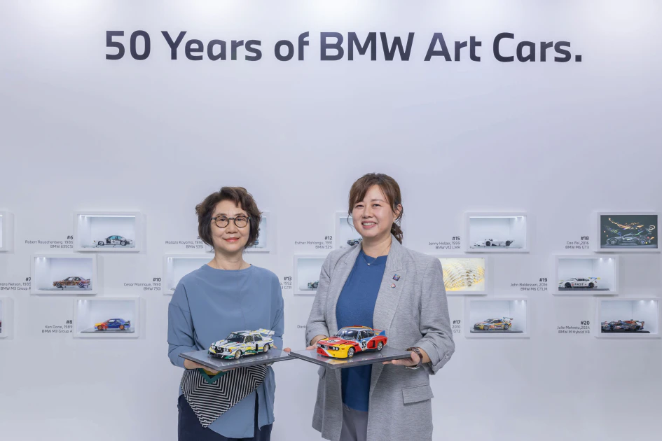 此次展演特別邀請到2006 年 BMW Art Cars 世界巡迴展台灣首站的重要策展推手——當代藝術家薛保瑕博士擔任特邀嘉賓。薛博士長年推動藝術跨界交流，當年以國立台灣美術館館長身分大力促成 BMW Art Cars首度來台展出，此次出席亦象徵這段珍貴文化連結的延續與深情致意