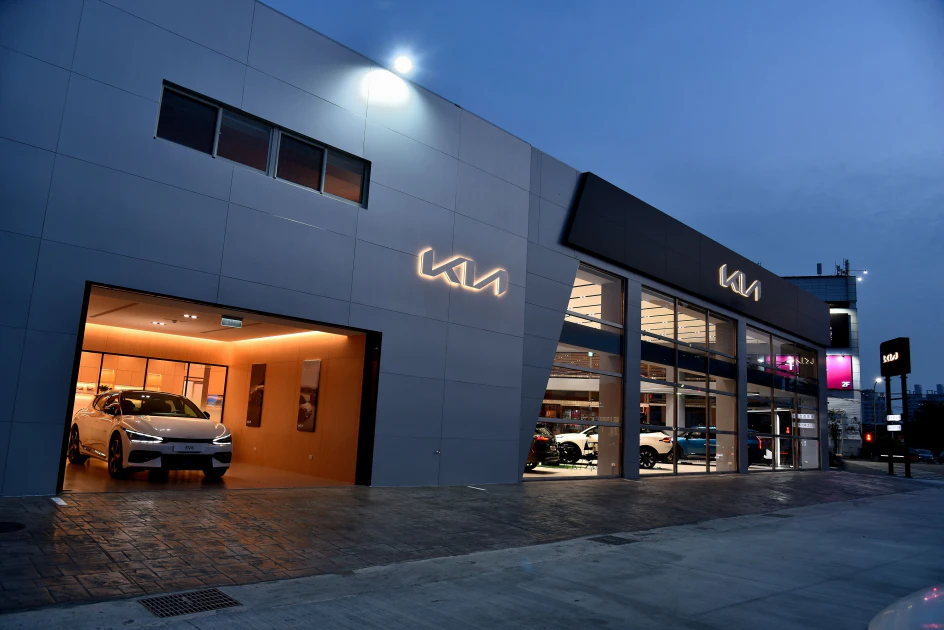 全新Kia南台中3S展示中心不僅提供全方位購車及維修保養服務，並設有寬敞舒適的客戶休憩區及專屬貴賓交車室。