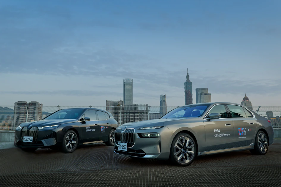 展覽期間，BMW為尊榮車主與博覽會貴賓量身打造專屬體驗，提供 BMW 豪華旗艦車款接駁服務，於展館與指定地點間往返，打造無縫且舒適的觀展動線，打造尊榮專屬的藝術之旅